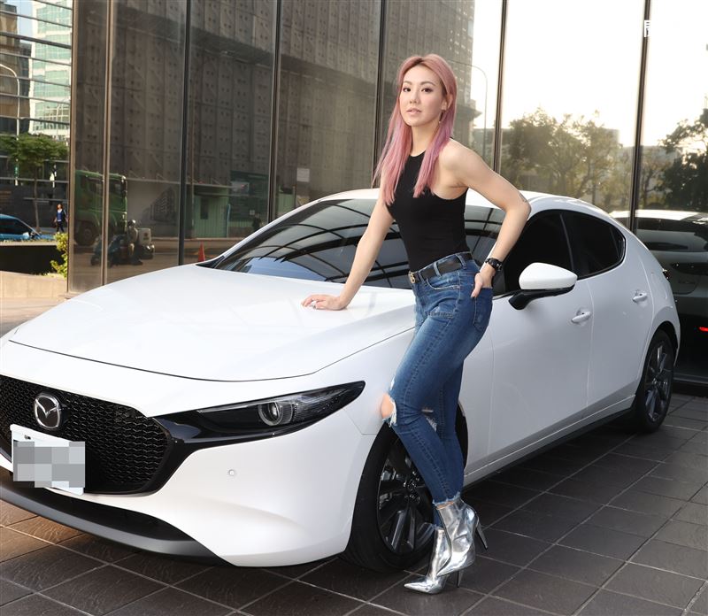 劉雨柔愛車三立新聞網專訪。（記者邱榮吉/攝影）