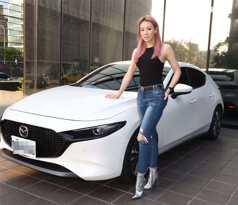 劉雨柔愛車三立新聞網專訪。（記者邱榮吉/攝影）