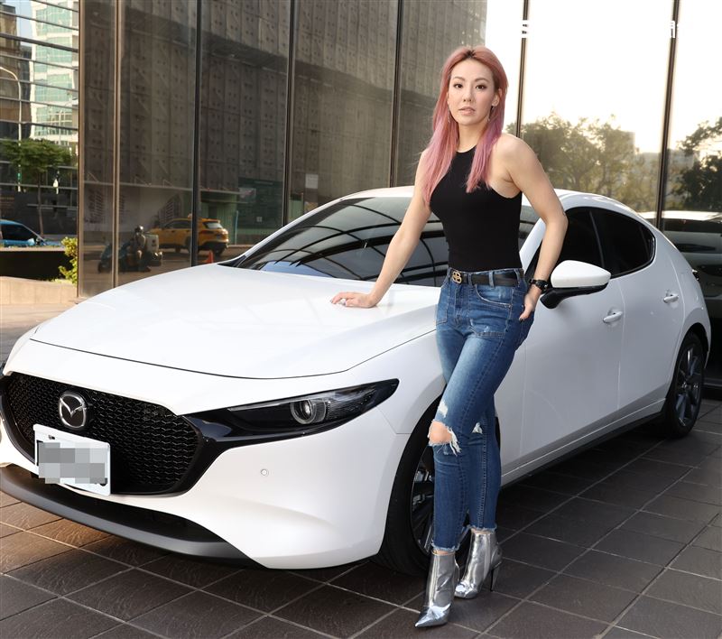 劉雨柔愛車三立新聞網專訪。（記者邱榮吉/攝影）