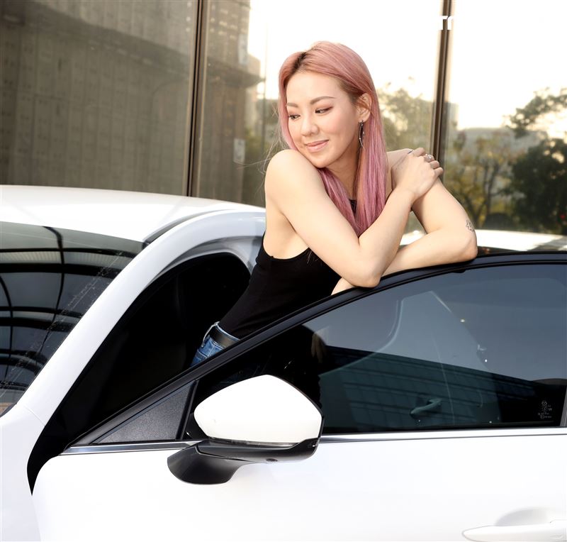 劉雨柔愛車三立新聞網專訪。（記者邱榮吉/攝影）