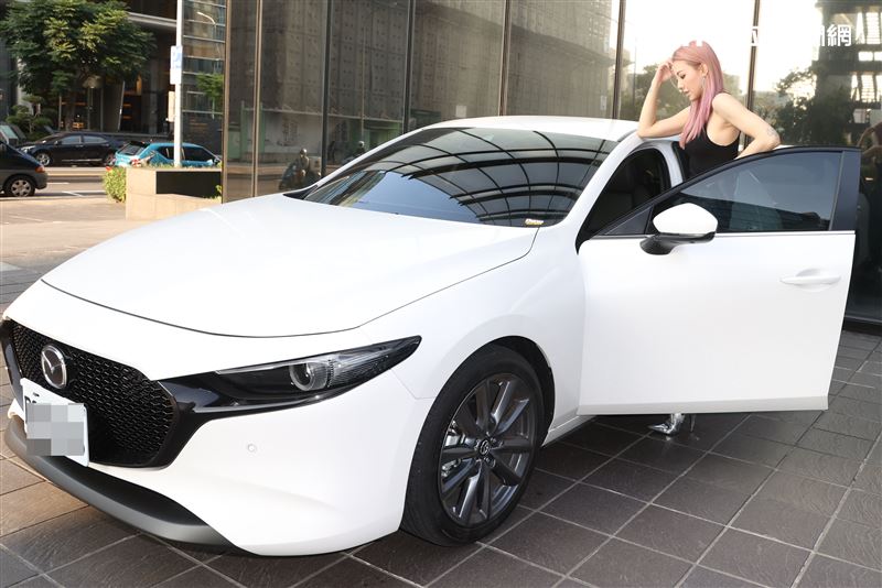 劉雨柔愛車三立新聞網專訪。（記者邱榮吉/攝影）