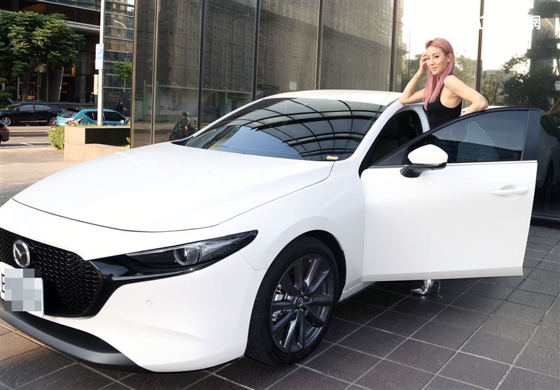 劉雨柔愛車三立新聞網專訪。（記者邱榮吉/攝影）