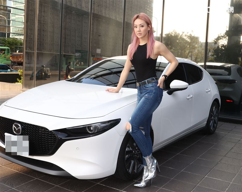 劉雨柔愛車三立新聞網專訪。（記者邱榮吉/攝影）