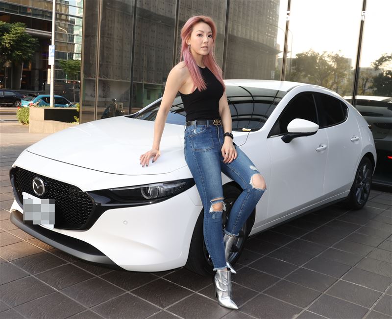 劉雨柔愛車三立新聞網專訪。（記者邱榮吉/攝影）