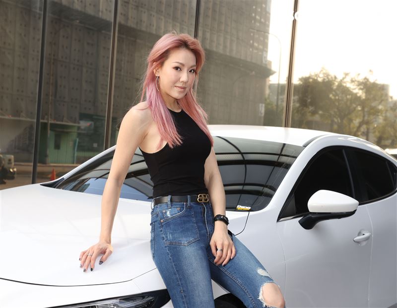 劉雨柔愛車三立新聞網專訪。（記者邱榮吉/攝影）