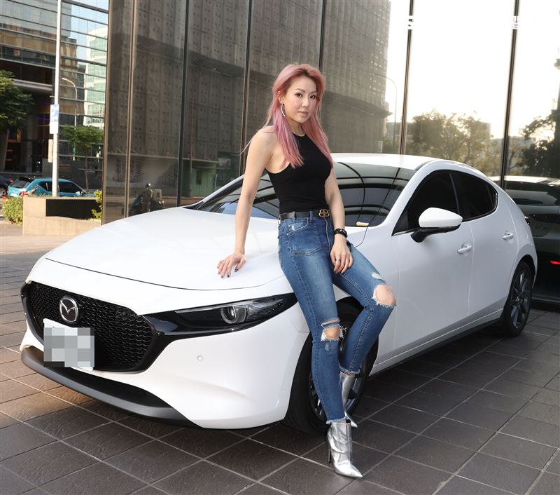 劉雨柔愛車三立新聞網專訪。（記者邱榮吉/攝影）