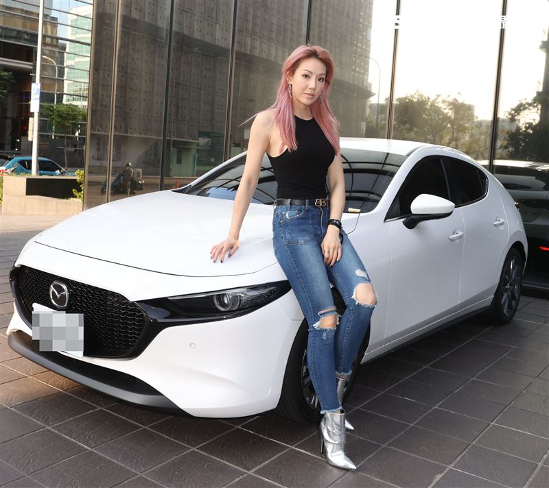 劉雨柔愛車三立新聞網專訪。（記者邱榮吉/攝影）