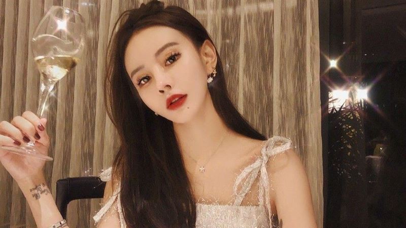 中國網紅誤關美肌　滿臉爛痘變路人