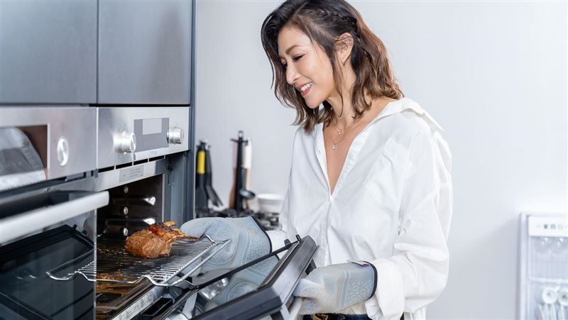 上菜快！烤箱料理鍋「一機多用」超夯