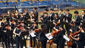 國立台灣交響樂團在洲際球場演出。（圖／中職提供）