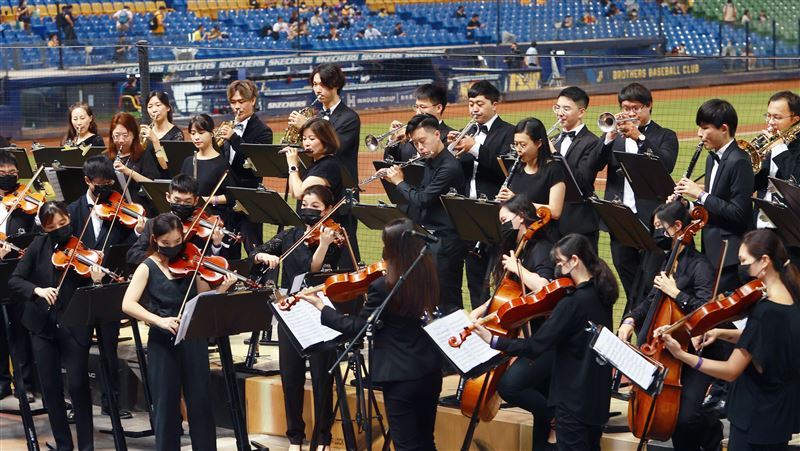 史上首次！台灣交響樂團洲際球場表演