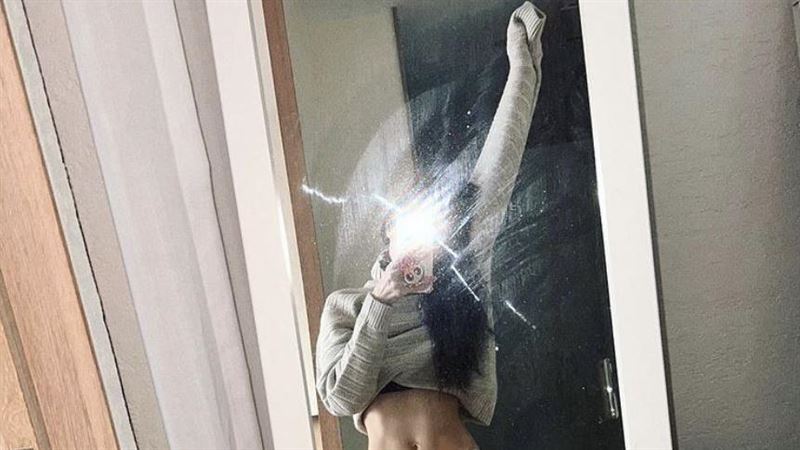 姐姐犯規！謝金燕只穿小褲褲對鏡自拍