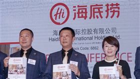 風光不在  海底撈宣布關300家店中國火鍋一哥海底撈5日宣布，年內逐步關停300家店，主因是快速擴張造成經營未達預期。圖為2018年9月11日，海底撈創辦人張勇（中）在香港風光出席招股記者會。（中新社資料照）中央社  110年11月5日