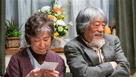 003【電影之神】劇照_宮本信子（左）與澤田研二（右）在片中詮釋夫妻。（圖／采昌提供）