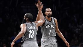 ▲杜蘭特（Kevin Durant）轟29分，哈登（James Harden）同場拿下「大三元」。（圖／美聯社／達志影像）