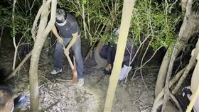 苗栗，殺害2歲男童，不當管教，挖洞埋屍樹林，骸骨 (圖/翻攝畫面)