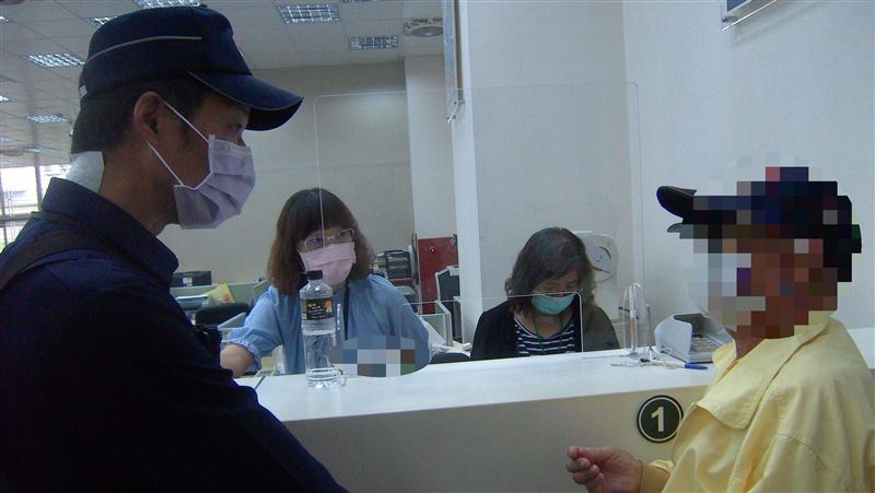 阿伯偷吃遭詐騙百萬　女友到場慘了