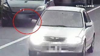 詭轎車市區徘徊　副駕突當街亮槍