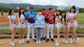 圖1(中)頂新和德文教基金會蕭巧怡副執行長 (右)軒軒和其他小龍女啦啦隊出席於新竹社區。（圖／頂新和德文基金會提供）