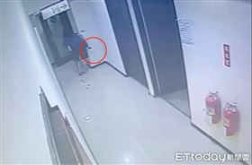 中山區1對情侶因談分手爆口角，女友當場持刀砍殺男友。（圖／翻攝畫面）