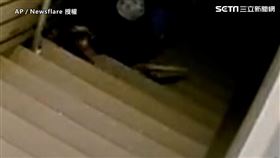 對於新買的東西，我們經常會非常保護，深怕一不注意就失手破壞。在中國有一位牙科護理師，在診所中小跑步上樓，一手拿著手機，一手拿著提袋，下秒踩空樓梯跌倒，整個人已趴著的方式滑下樓梯。
從另一個角度的監視器可以看見，在護理師滑下來的同時，連穿在腳上的鞋子都噴飛了，但她的手卻緊緊地抓著手上的新手機，另一隻手拖著提袋護在手機下方，用盡全力保護手機這幕被網友看見