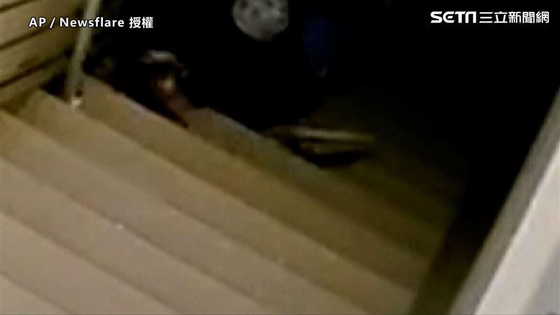 買咖啡低頭滑手機跌倒　告咖啡廳賠償