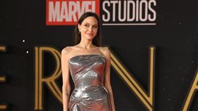 安潔莉娜裘莉身穿亮銀色禮服現身《永恆族》羅馬首映會。（圖／翻攝自Marvel IG）