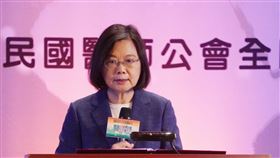 蔡總統感謝全國醫師共同抗疫總統蔡英文6日下午在台北出席「第74屆醫師節慶祝大會暨資深醫師及醫療典範獎頒獎典禮」，致詞時感謝全國醫師在疫情期間辛苦付出，協助防疫。中央社記者徐肇昌攝　110年11月6日