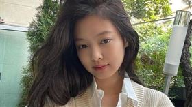 ▲Jennie。（圖／翻攝自Jennie IG）▲CEO臉書上許多合成與Jennie合照。（圖／翻攝自Gaza臉書）