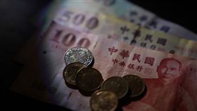 疫情衝擊超乎預期　央行大動作降息1碼中央銀行第1季理監事會會議結果19日下午出爐，由於武漢肺炎對全球經濟的衝擊遠超預期，央行大動作降息1碼，終止連14凍，重貼現率來到1.125%。中央社記者徐肇昌攝　109年3月19日