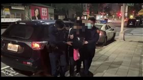 ▲李男姓慣竊潛入台北市大安區一小資租屋套房，連掃2間套房行竊，卻被網友酸，最值錢的鬼滅之刃公仔竟然沒偷。（圖／翻攝畫面）