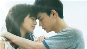 《線：愛在相逢時》菅田將暉、小松菜奈。（圖／車庫娛樂提供）