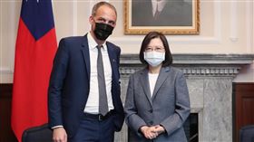 法籍歐洲議員格魯克斯曼（Raphaël Glucksmann） 蔡英文
https://twitter.com/rglucks1/status/1456175439949488128