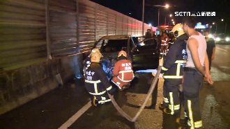 行駛快速道路竄火　百萬名車燒成廢鐵