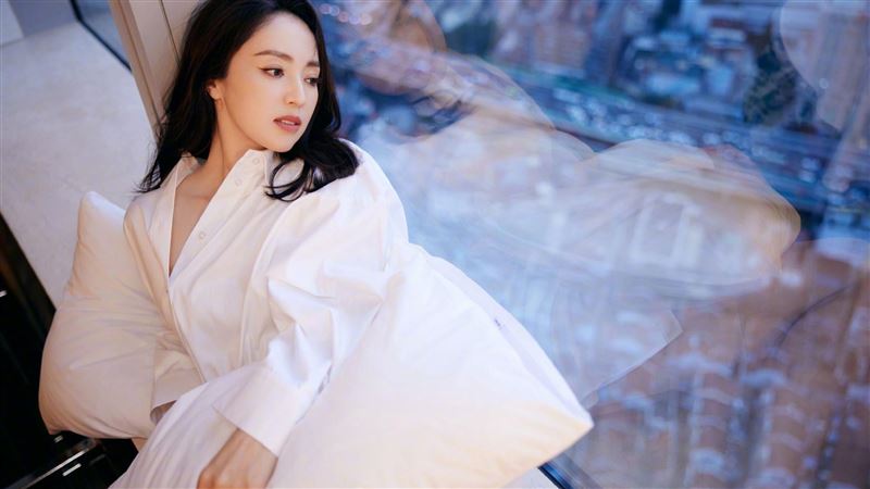不甩前夫性侵案　她性感解扣洩腿根
