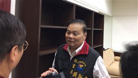 涉理想大地案當人頭戶　顏新章：不要亂塗黑花蓮理想大地開發案，檢方再提證據上訴，其中調查發現此案金融帳戶代表交易人中包括縣府秘書長顏新章（圖）等16人。顏新章對此表示，檢方傳喚都是證人身分，不要亂塗黑。中央社記者李先鳳攝　107年9月30日