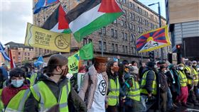 COP26最大規模遊行蘇格蘭格拉斯哥市6日有約10萬名各國人士上街，要求政治人物、跨國企業和富裕國家加快應對氣候變遷，並解決社會和經濟不平等。遊行過程大致平和，主辦單位動員義工維持秩序。中央社記者陳韻聿格拉斯哥攝 110年11月7日