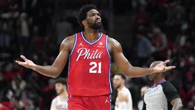 ▲恩比德（Joel Embiid）攻下30分，76人全隊7人得分超過兩位數。（圖／美聯社／達志影像）