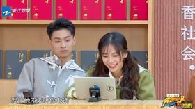 baby上節目被「是否能傳訊給黃曉明」罕見鬆口回應。（圖／翻攝自浙江衛視YouTube）