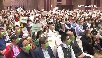 英、蘇公投宣講　民眾湧入椅子不夠坐