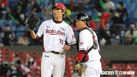 ▲樂天桃猿先發投手王溢正和捕手張閔勛交談。（圖／記者劉彥池攝影）