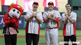 ▲T1聯盟台啤英熊隊總經理哈孝遠、球員黃聰翰受邀開球。（圖／記者劉彥池攝影）