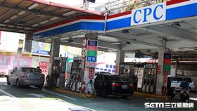 油價降價、加油站、加油、油價、台灣中油（圖／記者邱榮吉攝）