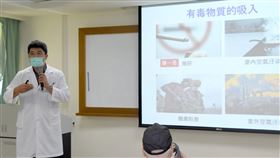 林俊維醫師指出，肺阻塞的成因為有毒物的吸入，第一名是抽菸，其它為室內空氣污染、職業粉塵及室外空氣汙染等因素。（圖／彰基提供）