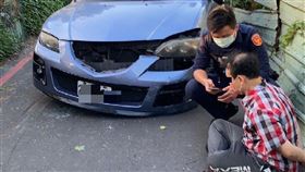 ▲新北保大警方在板橋攔查可疑車輛，但駕駛加速逃逸還衝撞員警，員警連開4槍示警，順利逮到人。（圖／翻攝畫面）