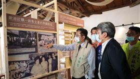 黃偉哲參觀王金河醫師醫療展暨藺一種織事特展台南市文化局與成功大學歷史系團隊策劃「台灣烏腳病之父－王金河醫師醫療展暨藺一種織事特展」，7日在烏腳病紀念園區正式開展，台南市長黃偉哲（左）等人到場參觀。（台南市政府提供）中央社記者楊思瑞台南傳真  110年11月7日