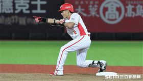 ▲味全龍外野手郭天信敲出二壘安打。（圖／記者劉彥池攝影）