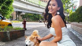 林嘉凌（薔薔）示範如何脫掉高跟鞋，改以運動鞋穿出絕美性感的「漏電系穿搭術」（圖／PONY提供）