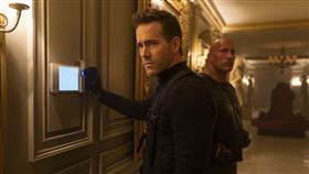 《紅色通緝令》萊恩雷諾斯、巨石強森。（圖／Netflix提供）