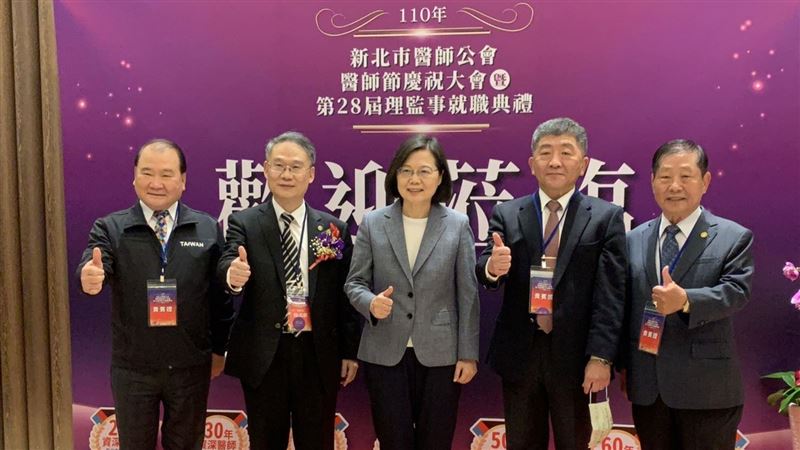醫師齊心抗疫守家園　蔡英文親自致謝